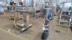 M�quina llenadora con 2 boquillas para l�quidos y enroscador de tap�n pilfer