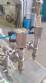M�quina llenadora con 2 boquillas para l�quidos y enroscador de tap�n pilfer
