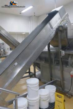Cinta transportadora inclinada Divamaq con tacos de acero inoxidable