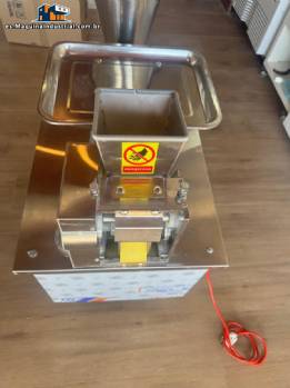 M�quina autom�tica de formado y llenado para pasteles salados, dumplings y empanadas - Dingchang Machine TDM 80
