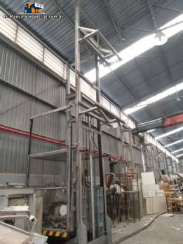 Elevador hidr�ulico con plataforma de cabina