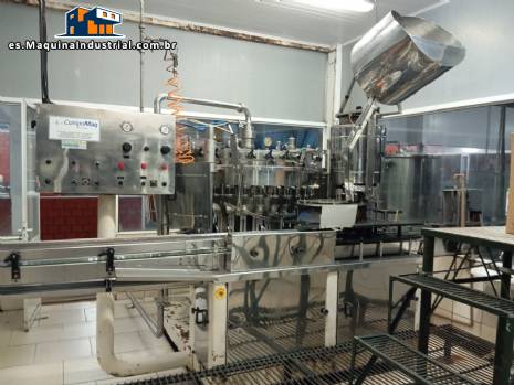 Llenadora rotativa de acero inoxidable para bebidas carbonatadas y refrescos, 30 boquillas, CompoMaq con unidad de tapado. Llenadora rotativa de acero inoxidable para bebidas carbonatadas y refrescos, 30 boquillas, CompoMaq con unidad de tapado.