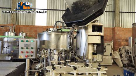 Llenadora rotativa monobloque con 12 boquillas y tapadora de rosca Llenadora rotativa monobloque con 12 boquillas y tapadora de rosca